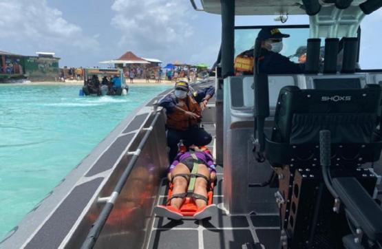  Armada de Colombia brinda asistencia humanitaria a mujer que presentó emergencia en la isla de San Andrés