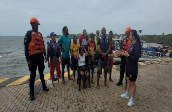 Armada de Colombia rescata 11 personas en aguas de San Andrés