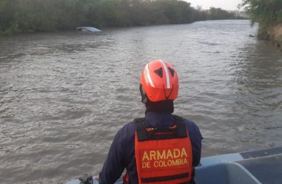 Armada de Colombia rescata 11 personas en emergencia en el río Magdalena