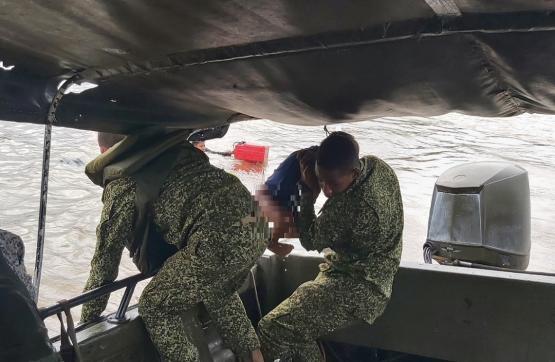 Armada de Colombia rescata 14 indígenas en emergencia sobre el río Atrato en Antioquia