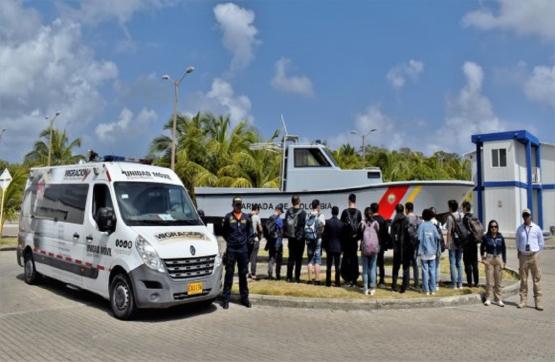 Armada de Colombia rescató a 17 migrantes asiáticos