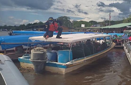 Armada de Colombia rescata 20 pasajeros por incendio en embarcación sobre el río Amazonas