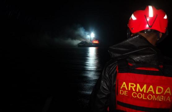 Armada de Colombia rescata 29 tripulantes de una embarcación en emergencia