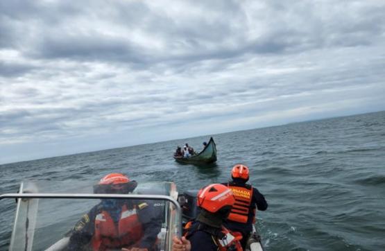  Armada de Colombia rescata a cuatro pescadores en aguas de Tumaco, Nariño 