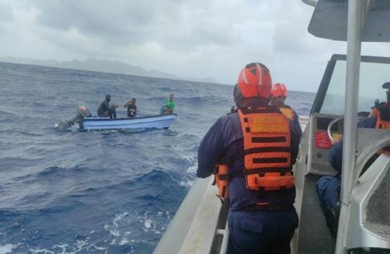 Unidades de la Armada de Colombia rescatan a 3 pescadores providencianos en embarcación a la deriva