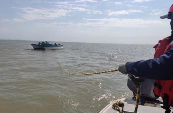Armada de Colombia rescata a cuatro pescadores en emergencia en Punta Canoas, Bolívar
