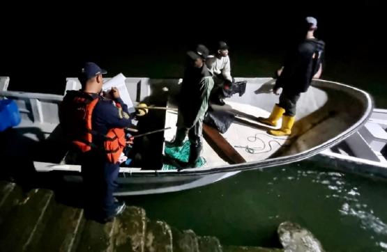 Armada de Colombia rescata tres pescadores después de cuatro días a la deriva en el océano Pacífico