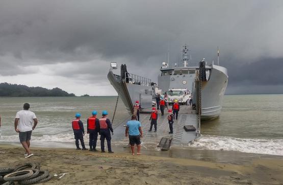 Armada de Colombia transporta vehículos para recolección de residuos en Acandí, Chocó