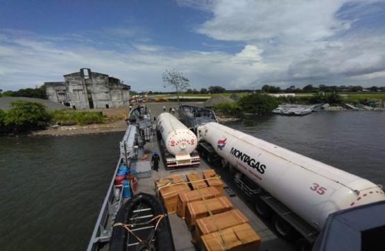 Armada de Colombia transportó mercados y gas licuado de petróleo hacia Tumaco
