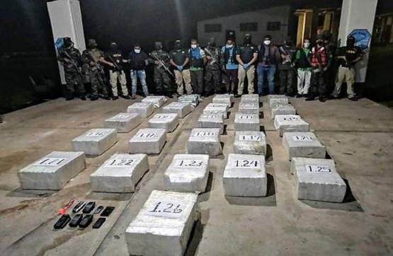 Armada de Colombia y de los Estados Unidos incautan más de 3.7 toneladas de clorhidrato de cocaína