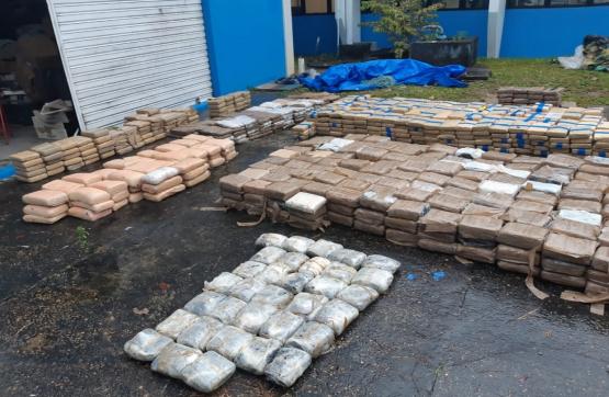 Armada de Colombia y Policía federal de Brasil incautan más de una tonelada de marihuana sobre el río Negro en Brasil