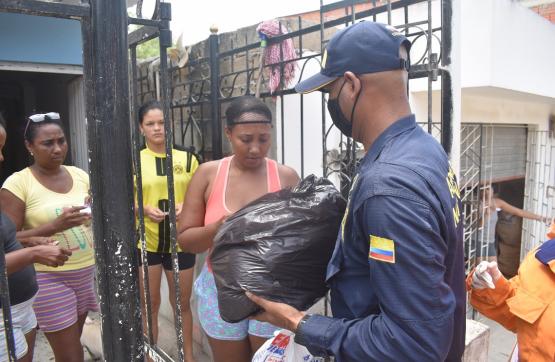 Armada de Colombia apoya en la entrega de más de 4.900 ayudas humanitarias en Cartagena