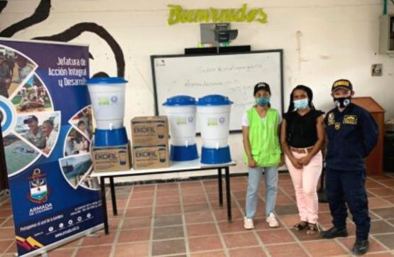 Armada de Colombia entrega ayudas humanitarias en la Isla de Tierra Bomba, Bolívar