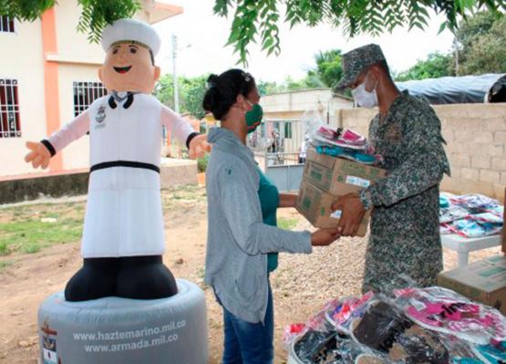 Armada de Colombia entrega ayudas humanitarias a más de 1.200 personas en Sucre