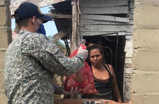 Armada Nacional apoya en la entrega de ayudas humanitarias para poblaciones vulnerables de Cartagena