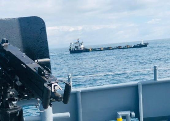 Con escolta militar la Armada de Colombia garantiza el abastecimiento de combustible en Nariño