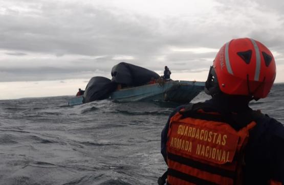Unidades de Guardacostas rescatan 10 personas en emergencia en altamar en Cartagena