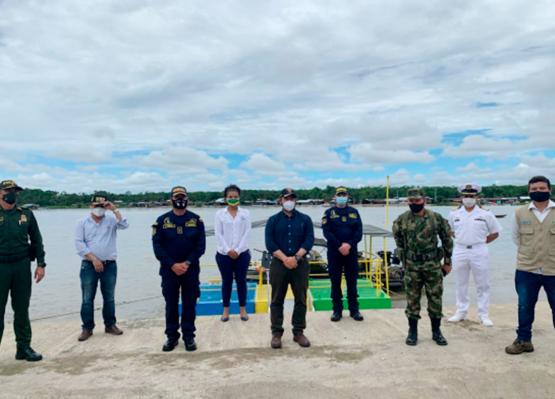 Armada de Colombia entrega 13 embarcaderos a las comunidades ribereñas del río Atrato