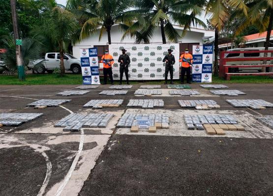 Armada y Policía incautan 600 kilogramos de clorhidrato de cocaína a bordo de buque mercante