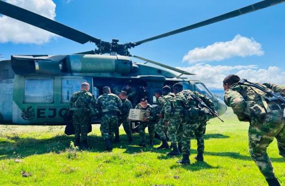 Aviación del Ejército trasladó insumos médicos a municipios del sur del Cauca afectados por cierre de la vía Panamericana