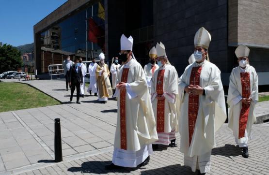 Soldados de tierra, mar y aire y los policías de Colombia dan la bienvenida a monseñor Víctor Ochoa Cadavid