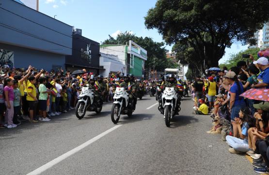 Henchidos de orgullo patrio, los bumangueses cumplieron la cita al Desfile Militar y Policial del 20 de julio 