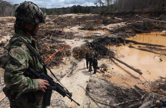 En operación conjunta, Fuerzas Militares desmantelan gigantesca mina ilegal que depredaba las selvas de Guainía