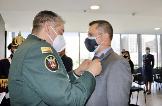 El mayor general Hugo Alejandro López Barreto, Director General de Sanidad Militar, realiza la imposición de los distintivos Tiempo de Servicio a funcionarios civiles de planta que completan 20, 15 y 10 años de trabajo abnegado en la institución
