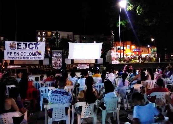 Con ‘Cine Al Parque’, Ejército crea conciencia ambiental en más de 300 habitantes de Chaparral 