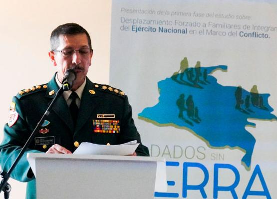 Ejército acompaña entrega de informe sobre despojo de tierras a integrantes de la Fuerza Pública