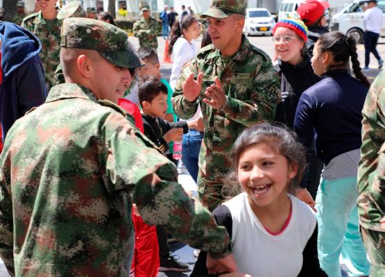 soldados celebran Navidad a niños en estado discapacidad