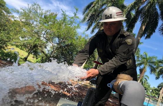 El Sargento Roncancio un papá militar que calma la sed de cientos de colombianos llevando agua potable a quienes más la necesitan