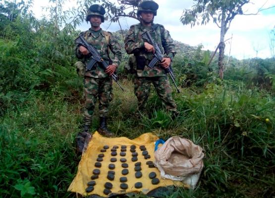 Fuerzas Militares neutralizan 50 artefactos explosivos en un depósito ilegal en el Caquetá