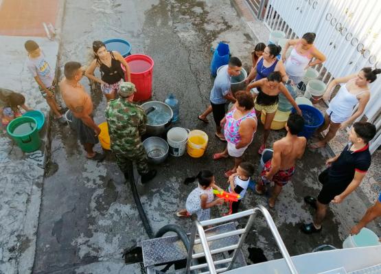 Novena Brigada del Ejército Nacional llegó con agua potable al barrio Alberto Galindo