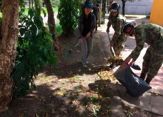 Soldados apoyan labores de embellecimiento y medio ambiente en Bogotá