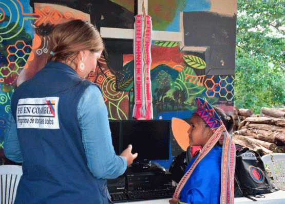 Comunidades indígenas y campesinas del Putumayo reciben computadores gestionados por el Ejército 