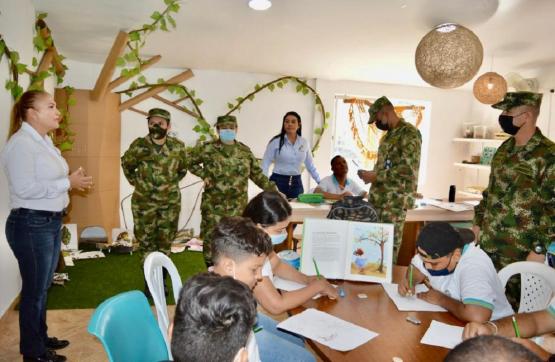 Ejército Nacional realiza mantenimiento y adecuación de escuela en Apartadó, Antioquia