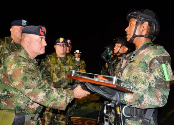 Primera suboficial del Ejército certificada como  maestra de Asalto Aéreo