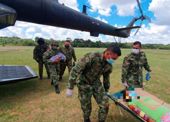 Enfermeros de combate del Ejército Nacional brindan primeros auxilos a una mujer indígena en trabajo de parto