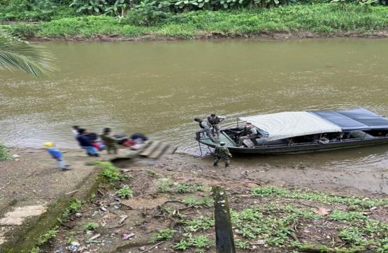 En Chocó soldados realizan apoyo humanitario y protegen la vida de un reincorporado y su familia