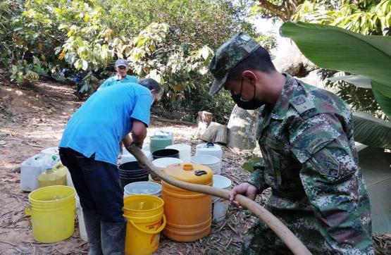 Con 2.500 galones de agua, soldados apoyaron a comunidades de San Vicente de Chucurí, Santander