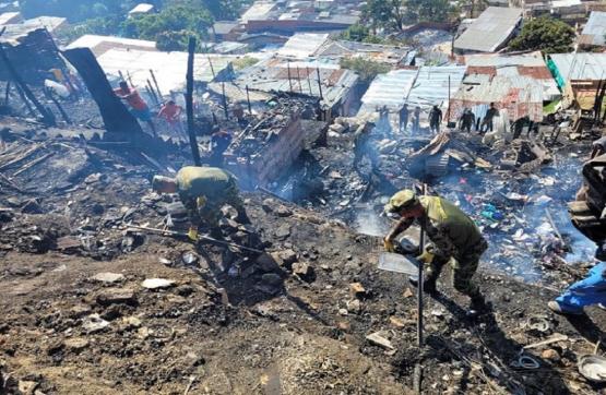 Ejército Nacional atiende emergencia por incendio en la Comuna 7 de Medellín
