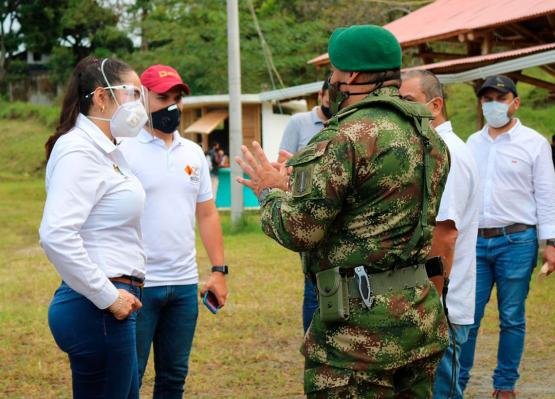 Ante la crisis de los caficultores por la COVID-19, el Ejército apoya cosecha de café en el Tolima