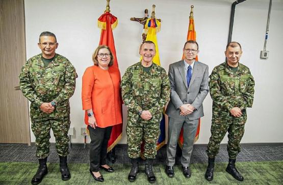 Visita de la comandante de la Fuerza Multinacional y Observadores en Colombia