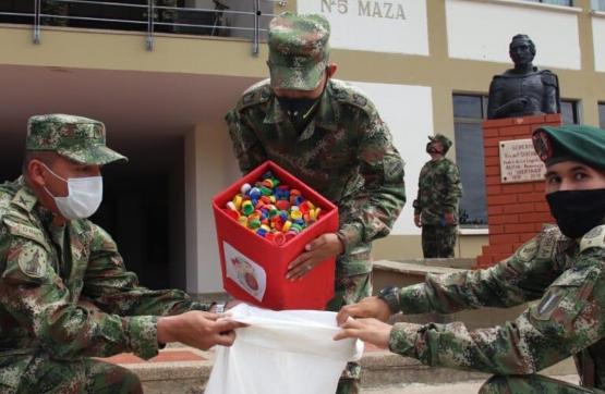Héroes del Ejército Nacional donaron tapitas con amor para soñar