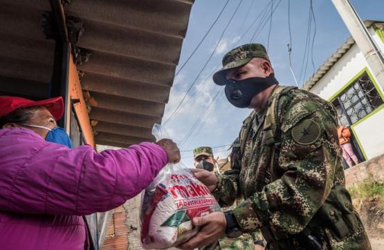 Militar entrega mercado a una señora en Ciudad Bolivar en Bogotá