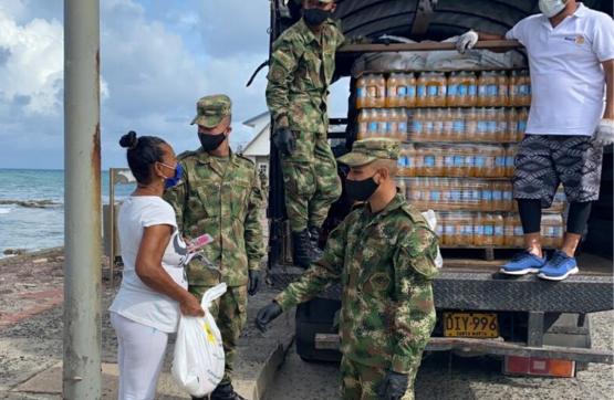 Continúa entrega de mercados en San Andrés Islas por parte del Ejército y Rotary International