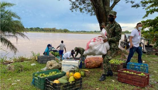 Ejército y Fe en Colombia con Mercado Campesino apoya a agricultores y comerciantes de El Bagre