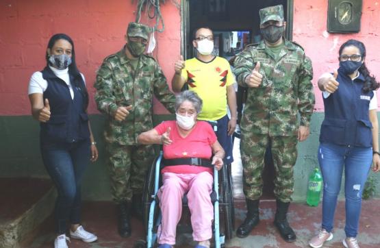 Ejército Nacional y Fundación entregaron sillas de ruedas a abuelitos en condición de vulnerabilidad