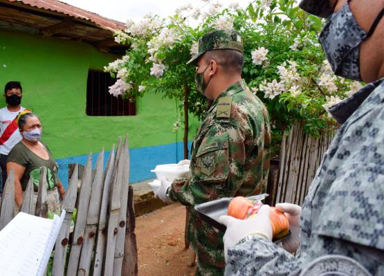 Ejército y Fuerza Aérea beneficiaron con un desayuno a familias vulnerables del sur del Tolima 
